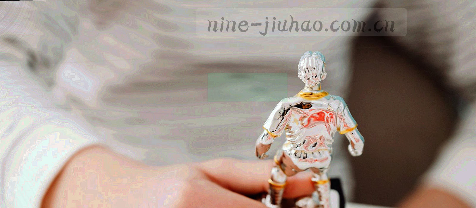 霓虹青绿光轨串联原设备、新设备与完成状态三个节点，节点下方标注等宽步骤编号